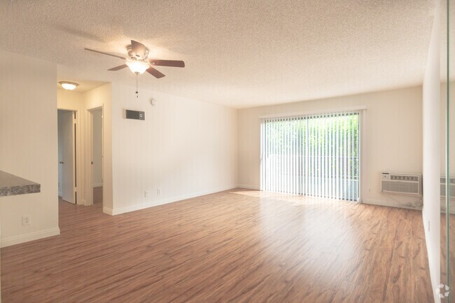 2BR,2BA- 1,020SF - Living Room - The Alexio