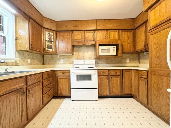 Building Photo - LARGE HOUSE CLOSE TO DAHLGREN!