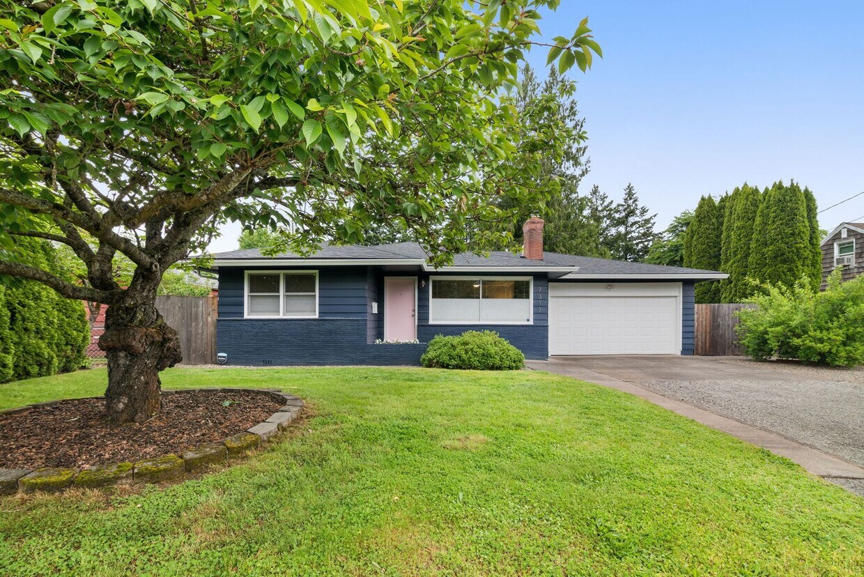 Foto principal - Classic Mid-Century Ranch with Large Yard,...