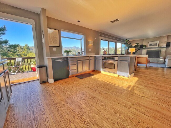 Building Photo - 4 Bed/2 Bath House with Beautiful Mt. Tam ...