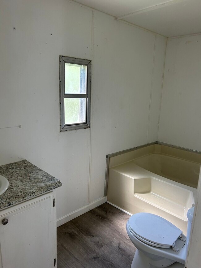 Building Photo - 2 Bedroom/1 Bathroom Mobile Home