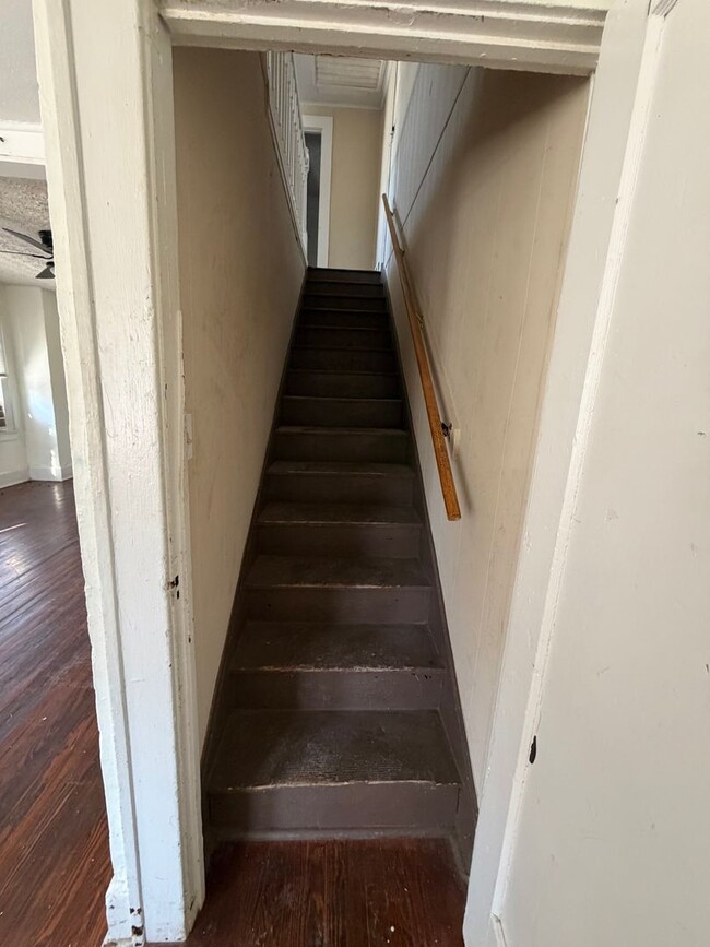 Building Photo - Spacious Duplex