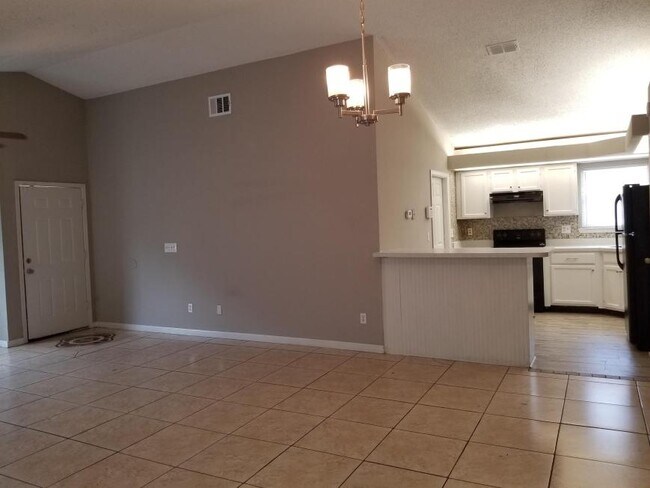 Foto del edificio - 3 bedroom in Jacksonville FL 32218