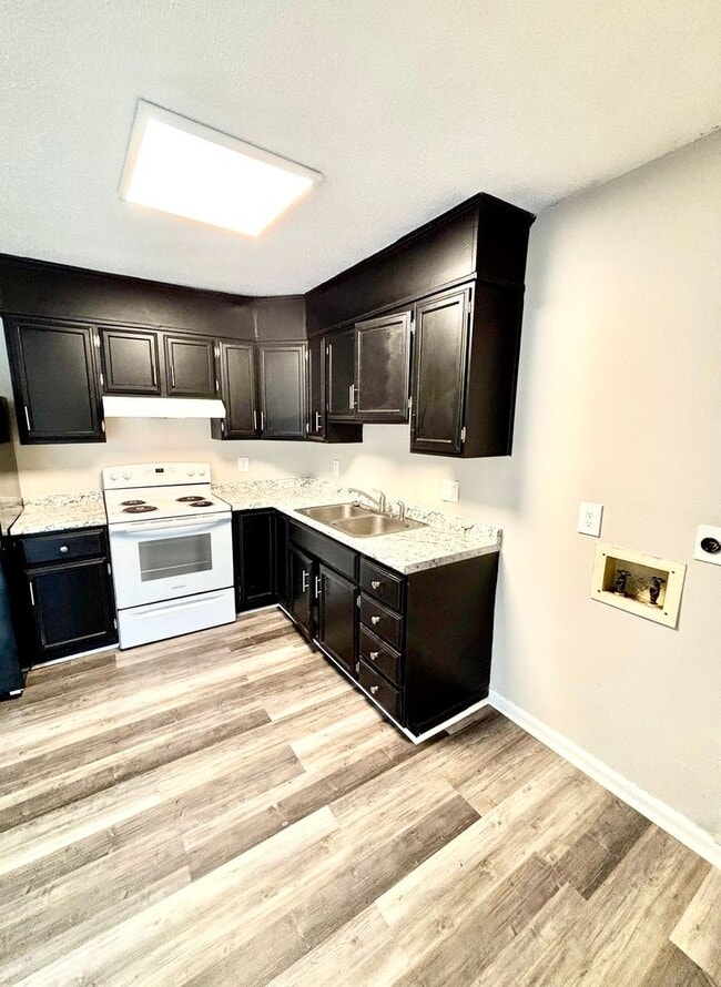 Building Photo - 804 Pardew St