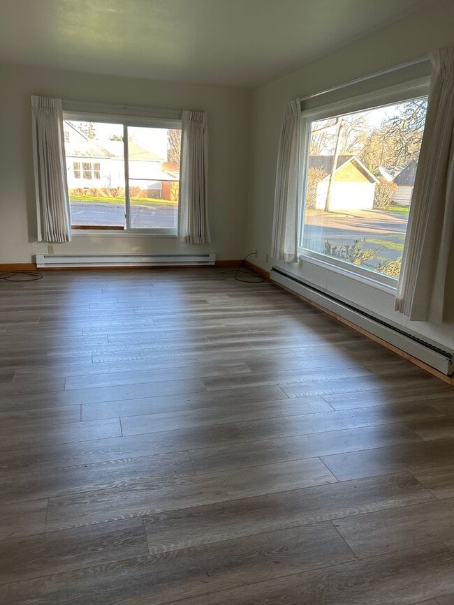 Building Photo - 808 SW Broadway St