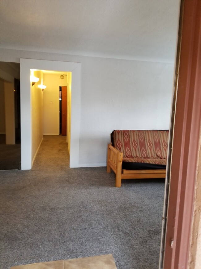 Building Photo - UNM/CNM 3 Bedroom  1 1/2 Bath Home