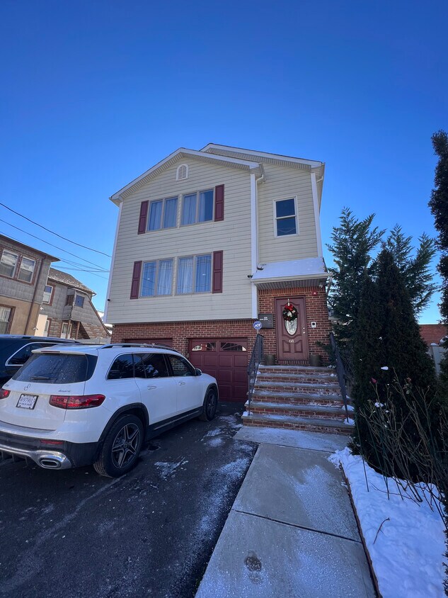 Front - 68 7th Ave