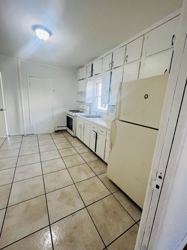 Building Photo - 14 Sylvan Ct