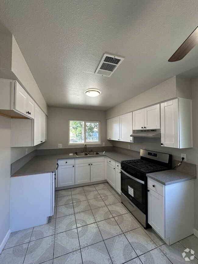 Building Photo - 668 Gannet Ct