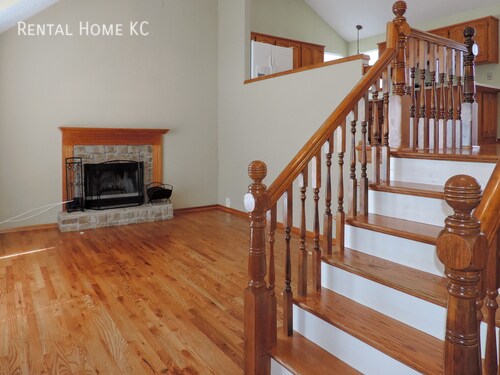 Building Photo - Open and Light Split Level for lease in Bl...
