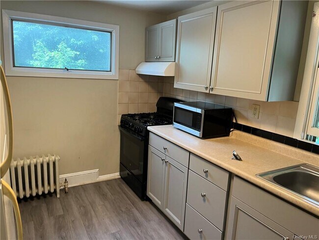 Building Photo - 596 NY-303
