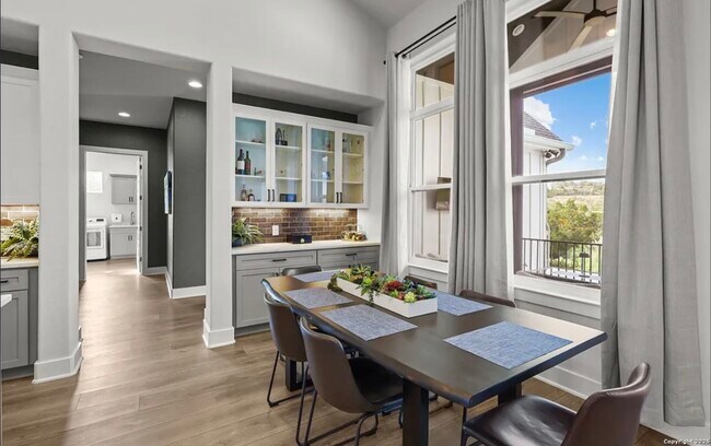 Foto del edificio - 1032 Clear Water Cyn