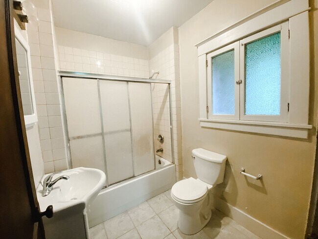 Building Photo - 3 Bedroom, 1.5 Bath on Campus