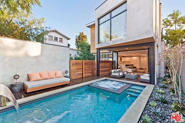 Foto del edificio - 8925 Dorrington Ave
