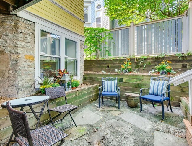 Building Photo - 461 Holly Ave