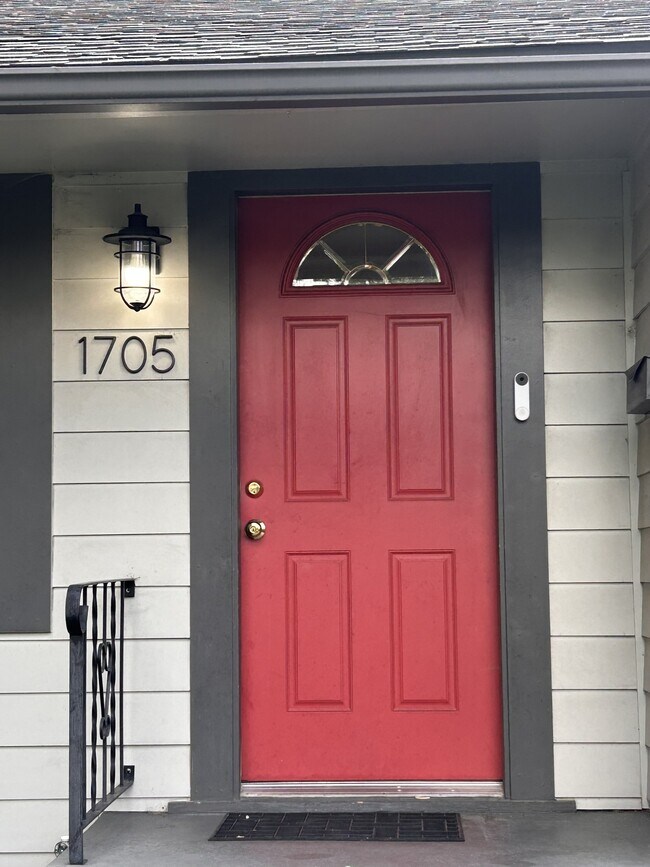 Foto del edificio - 1705 Elmcrest Dr