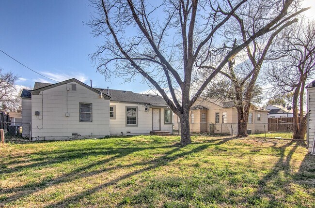 Foto del edificio - Eye-catching Home in Heart of Lubbock!- self showing