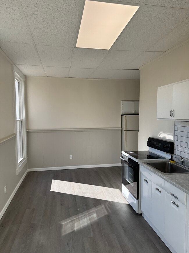 Building Photo - 338 S High St