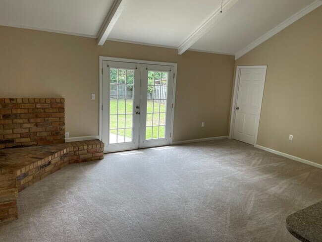 Building Photo - Updated 3 Bedroom off North Market