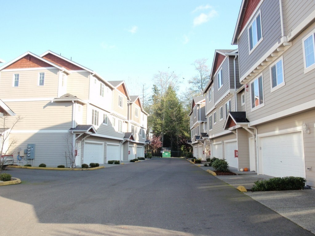 Primary Photo - Townhouse in South Everett