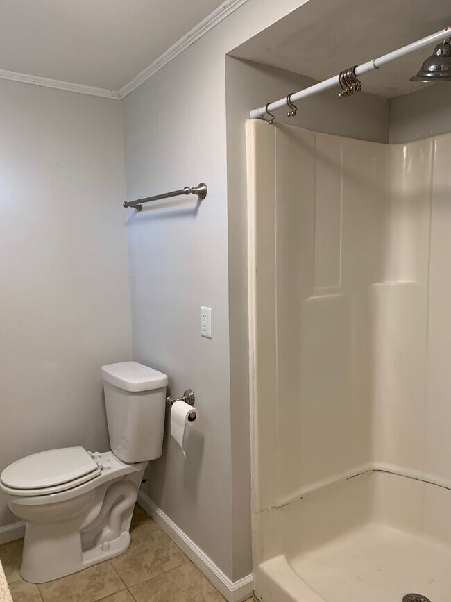 Foto del edificio - 2 Bedroom with bonus room 1.5 Bath Lower-Level Duplex