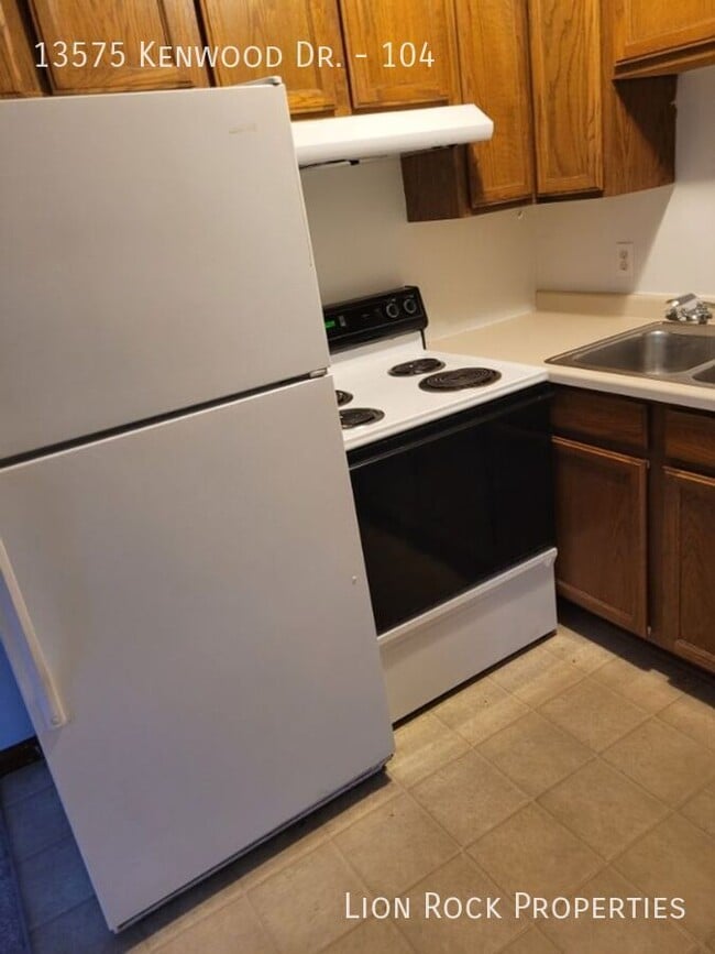 Foto del edificio - 13575 Kenwood Dr N