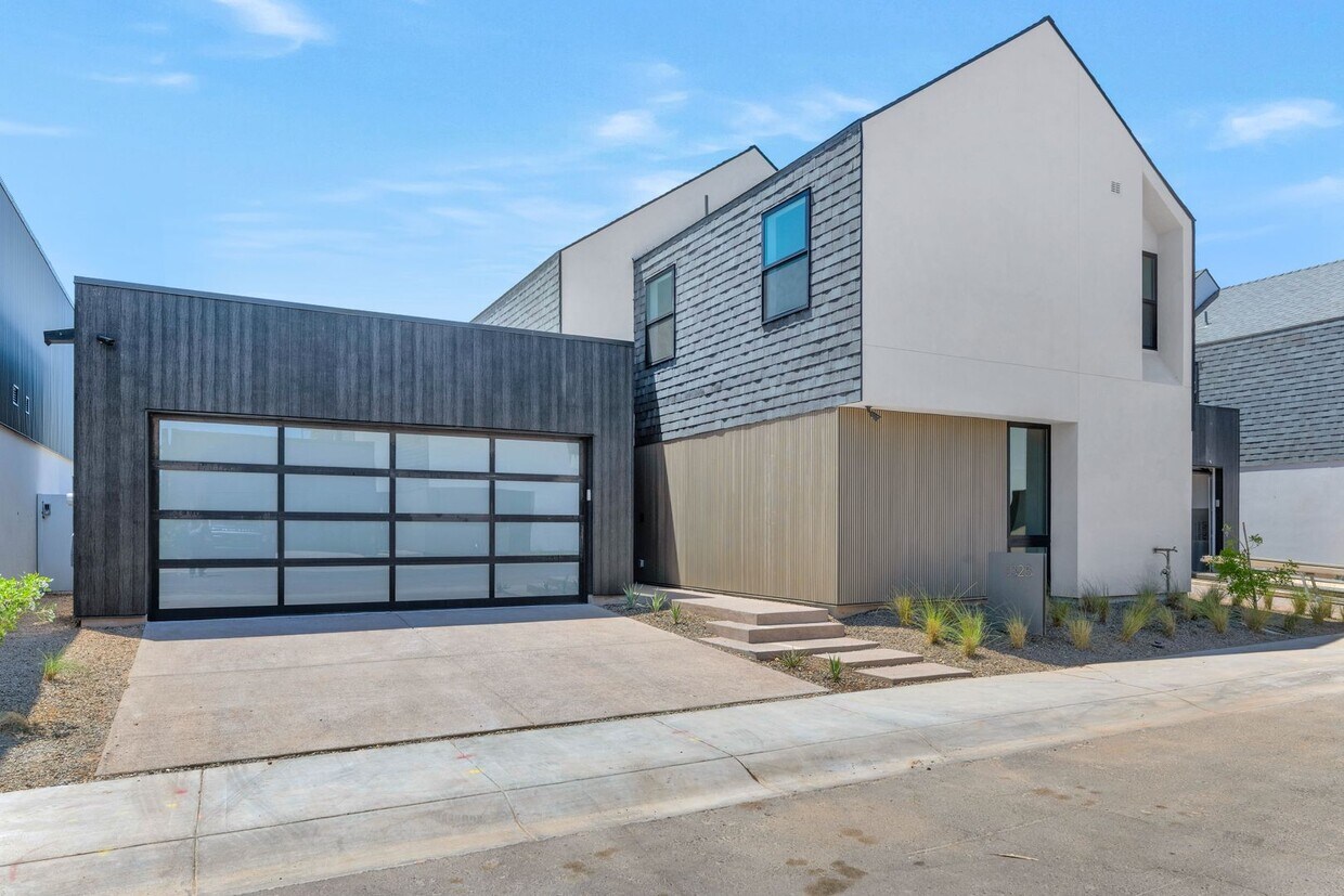 Primary Photo - 1325 E Pomelo Grove LN, Phoenix, AZ 85014