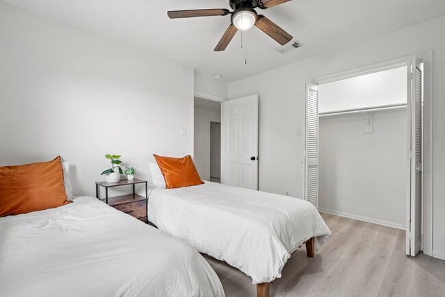 Building Photo - 604 Lochnell Dr