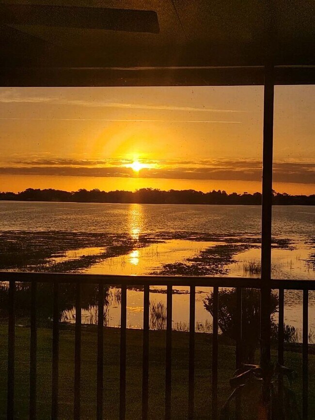 Foto del edificio - Lake Hartridge Condo - Two Levels with Water Views