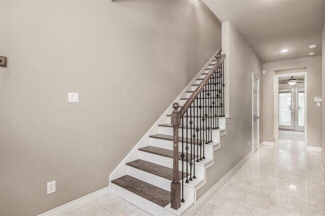 Building Photo - 8810 Lakeshore Terrace Dr