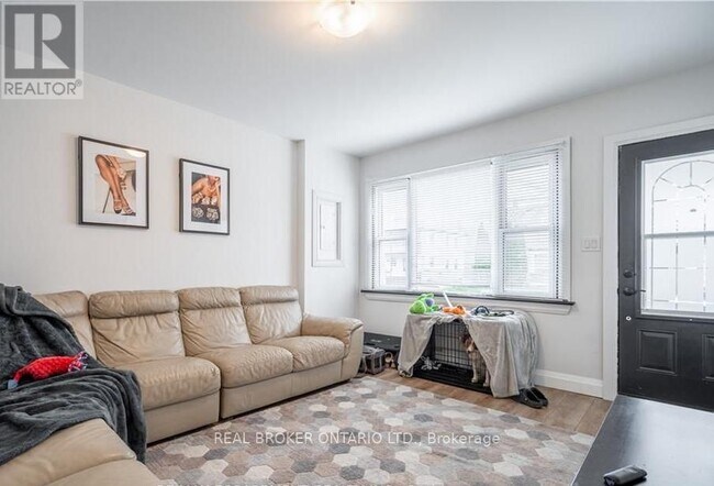 Photo du bâtiment - 301 Wallace Ave S