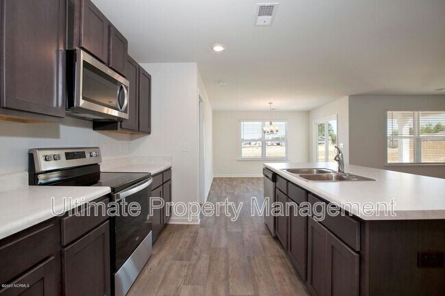 Building Photo - 585 Draymore Dr NE
