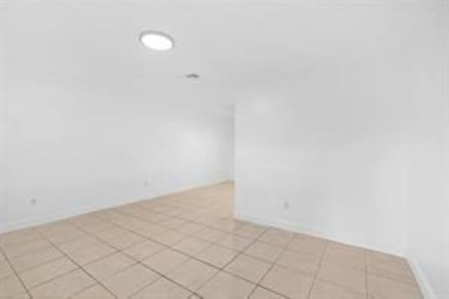 Building Photo - 1017 NE 23rd Dr