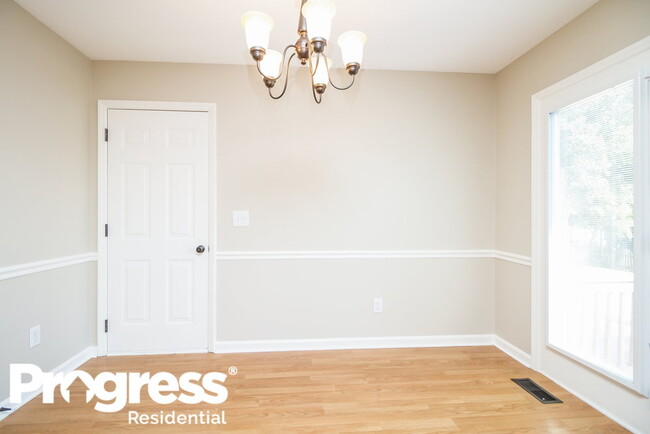 Building Photo - 2814 Meadowhill Dr