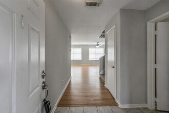 Building Photo - 3231 Stoneydale Ln