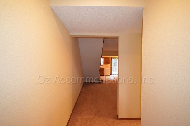 Building Photo - 313 NE Timbercreek Dr