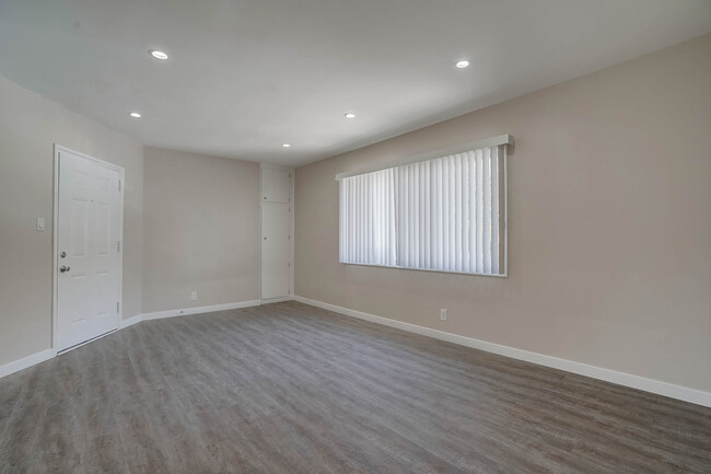 Building Photo - 600 Kelton Ave