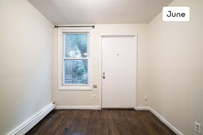 Foto del edificio - ROOM ONLY in 3-bed/1.0-bath Home
