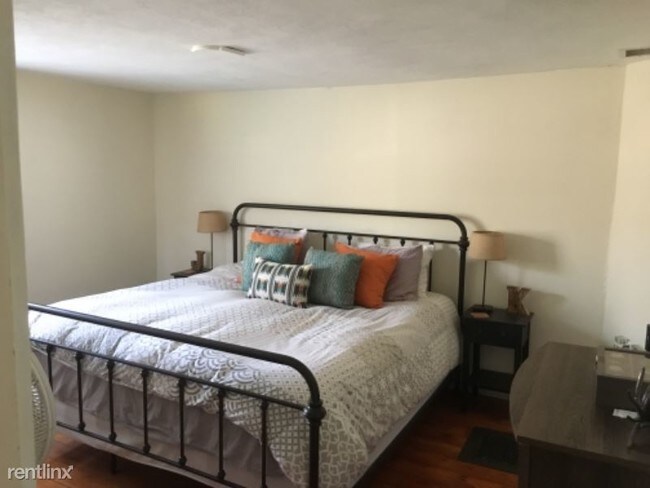 Building Photo - 2 br, 1 bath Apartment - 168 River Road
