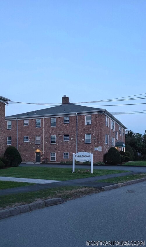 Building Photo - 7 Totman Dr