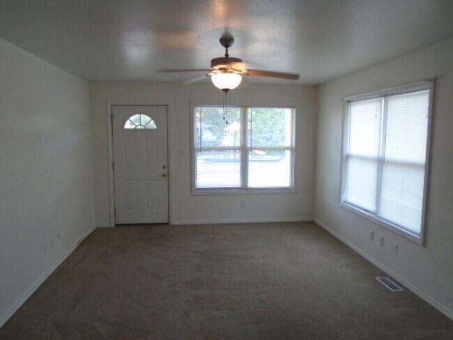 Building Photo - Great Duplex