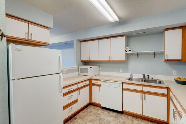 Foto del edificio - 3 Bedroom, 2.5 Bath Condo in Madrona Heights - Water/Sewer/Garbage included!