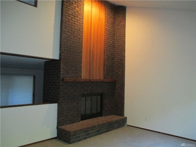 Building Photo - Spacious Bainbridge Island Home