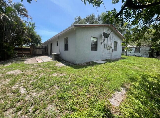 Building Photo - 1639 Barbarie Ln