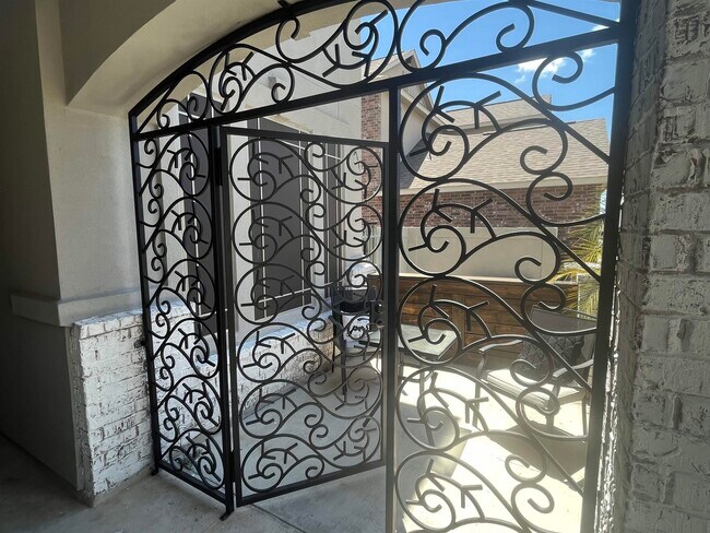 Building Photo - 315 Silverleaf Oak
