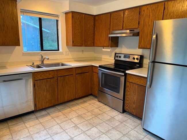 Building Photo - Commuter Dream and Only Five Minutes From The Clinton Ferry!