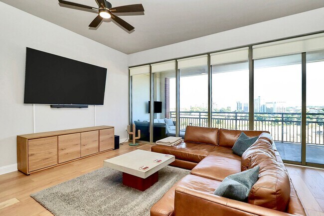 Foto del edificio - Spectacular 7th floor corner unit condo in Royal Court!