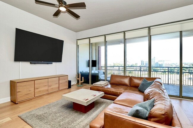 Building Photo - Spectacular 7th floor corner unit condo in...