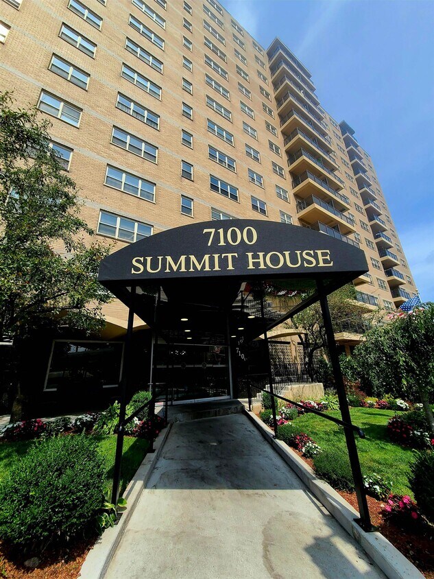 Primary Photo - 7100 Boulevard E