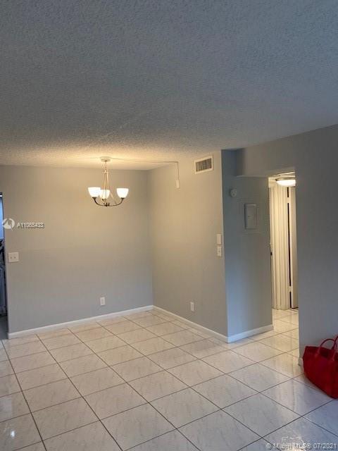 Foto del edificio - 10176 Twin Lakes Dr